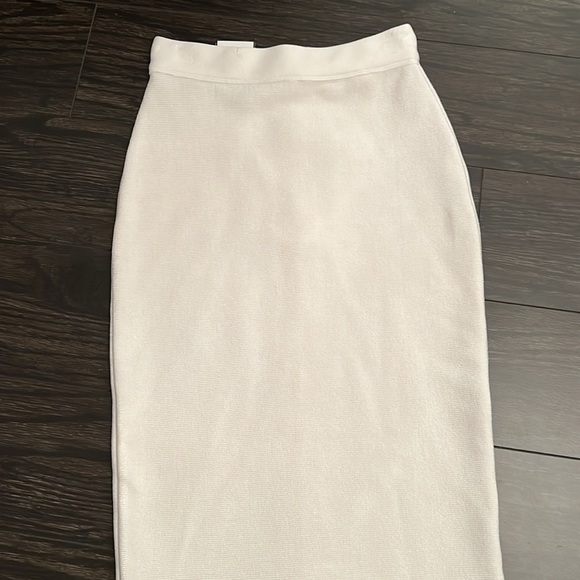 Beautiful Babaton skirt - Picture 3 of 3